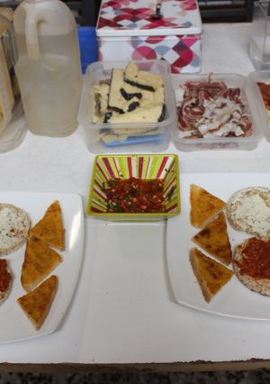 Una foto de Tortitas de arroz y pan de molde con embutido