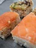 Sushi para vagos ("lazy sushi"), en dos versiones: salmón con queso y atún con aguacate