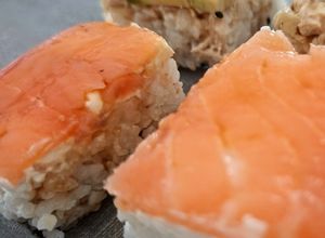 Foto principal de Sushi para vagos ("lazy sushi"), en dos versiones: salmón con queso y atún con aguacate
