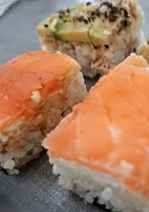 Foto principal de Sushi para vagos ("lazy sushi"), en dos versiones: salmón con queso y atún con aguacate