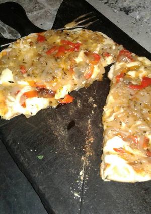 Una foto de Figazza con morrón y mozzarella (Fugazzeta)
