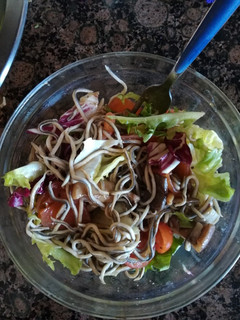 Una foto de Ensalada templada de gulas, setas y salmón