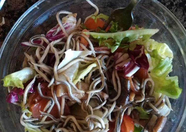 Ensalada templada de gulas, setas y salmón