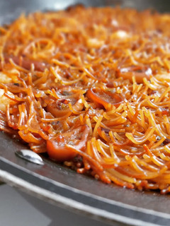 Una foto de Fideuá clásica de calamares y gambitas