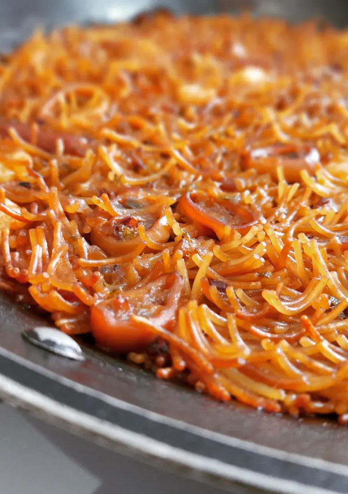 Una foto de Fideuá clásica de calamares y gambitas