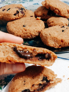 Una foto de Galletitas de maní y chocolate veganas