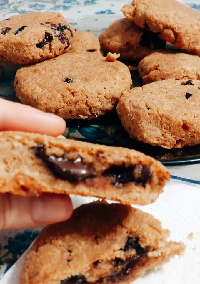 Una foto de Galletitas de maní y chocolate veganas
