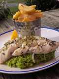Peixe assado com puré de ervilhas