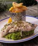 Peixe assado com puré de ervilhas