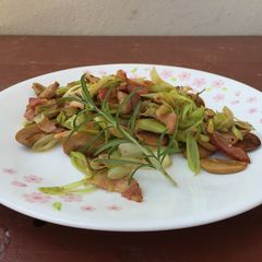 A picture of Bacon With Leeks, Mushroom And Rosemary.