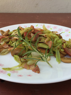 A picture of Bacon With Leeks, Mushroom And Rosemary.