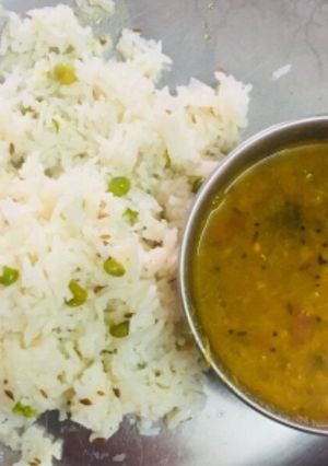 A picture of Pulav with sambhar.