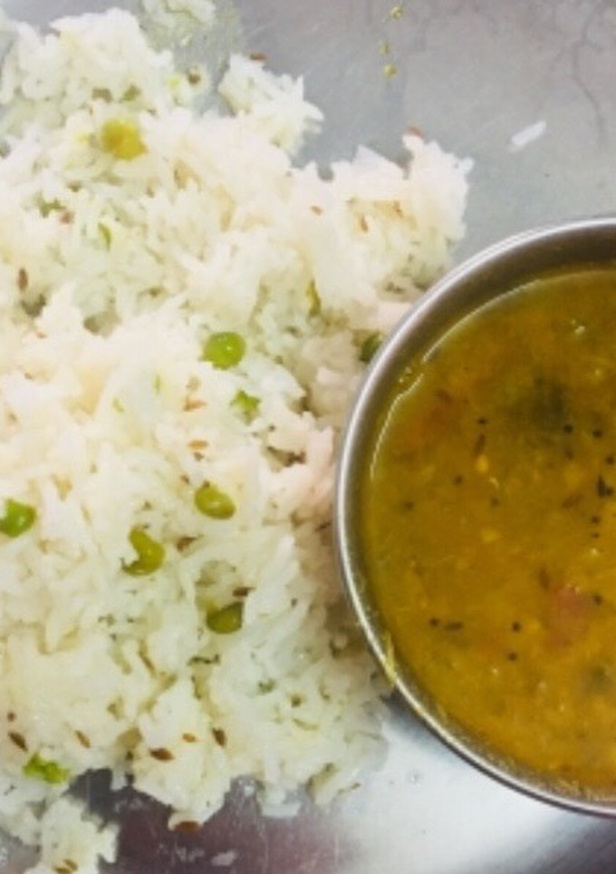 A picture of Pulav with sambhar.