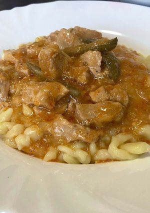 Sertés tokány uborkásan recept fotója