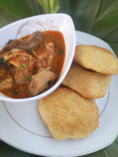 A picture of Khubza/ alfatira with psoup.