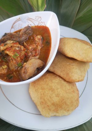 A picture of Khubza/ alfatira with psoup.
