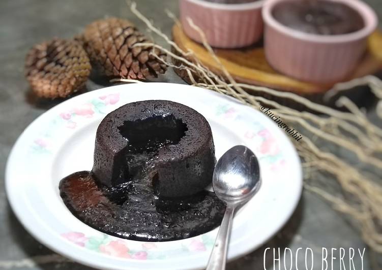 Cara Gampang Membuat Choco Berry Lava Cake Anti Gagal