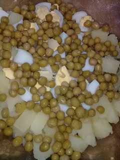 Una foto de Ensalada de papa, huevos y arveja😏