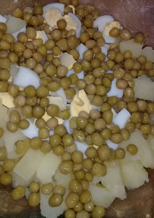 Una foto de Ensalada de papa, huevos y arveja😏
