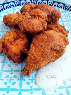 Una foto de Pollo frito de cocina creativa de alexis con cobertura crujiente