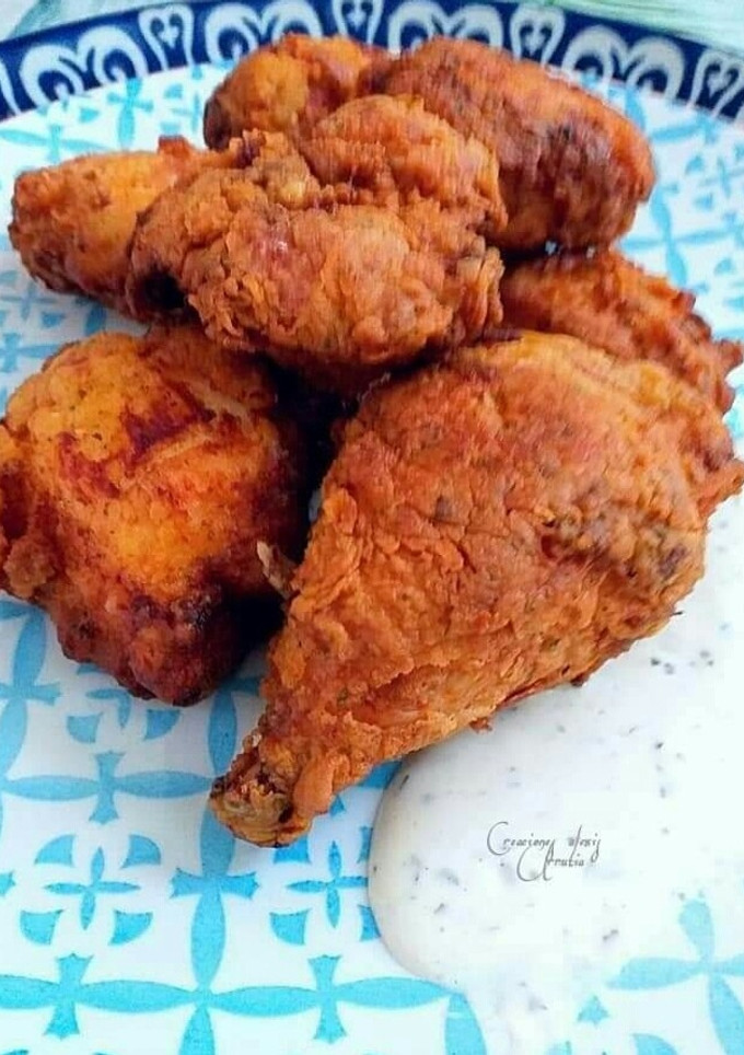 Una foto de Pollo frito de cocina creativa de alexis con cobertura crujiente
