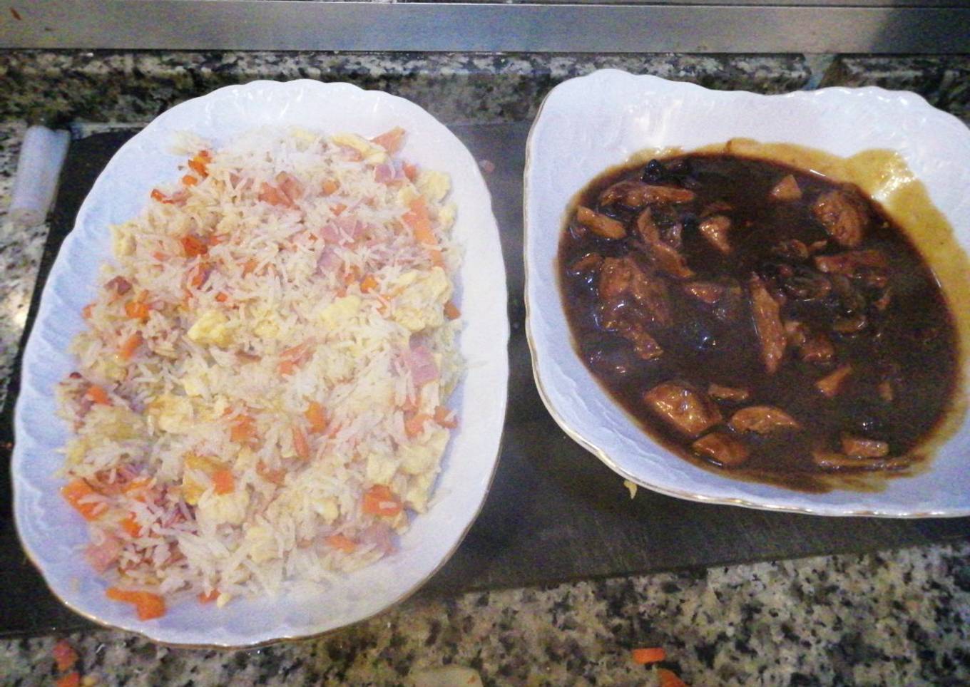 Pollo con setas al estilo chino acompañado de arroz tres delicia