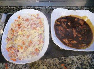 Una foto de Pollo con setas al estilo chino acompañado de arroz tres delicia