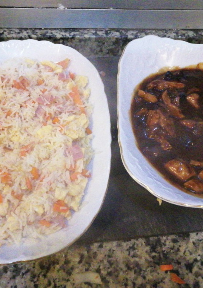 Una foto de Pollo con setas al estilo chino acompañado de arroz tres delicia