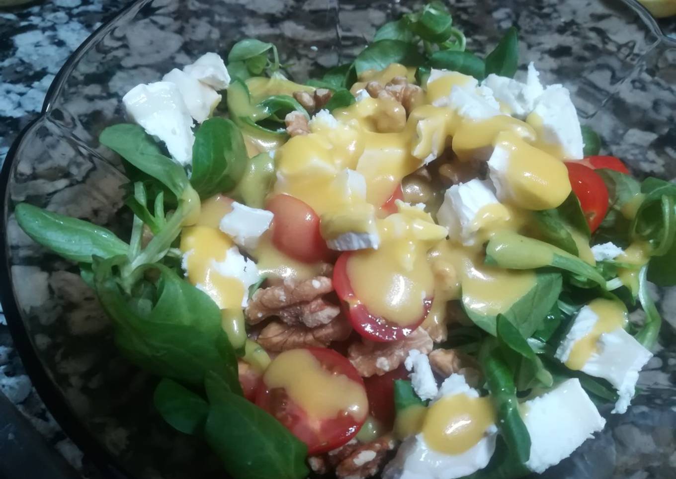 Ensalada de canónigos con vinagreta casera de miel y mostaza