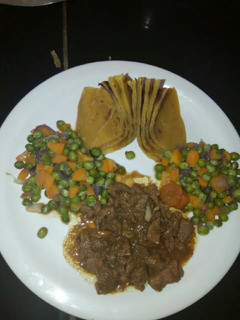 A picture of Chapatti served with peas and carrot and stewed beef.