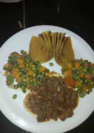 A picture of Chapatti served with peas and carrot and stewed beef.