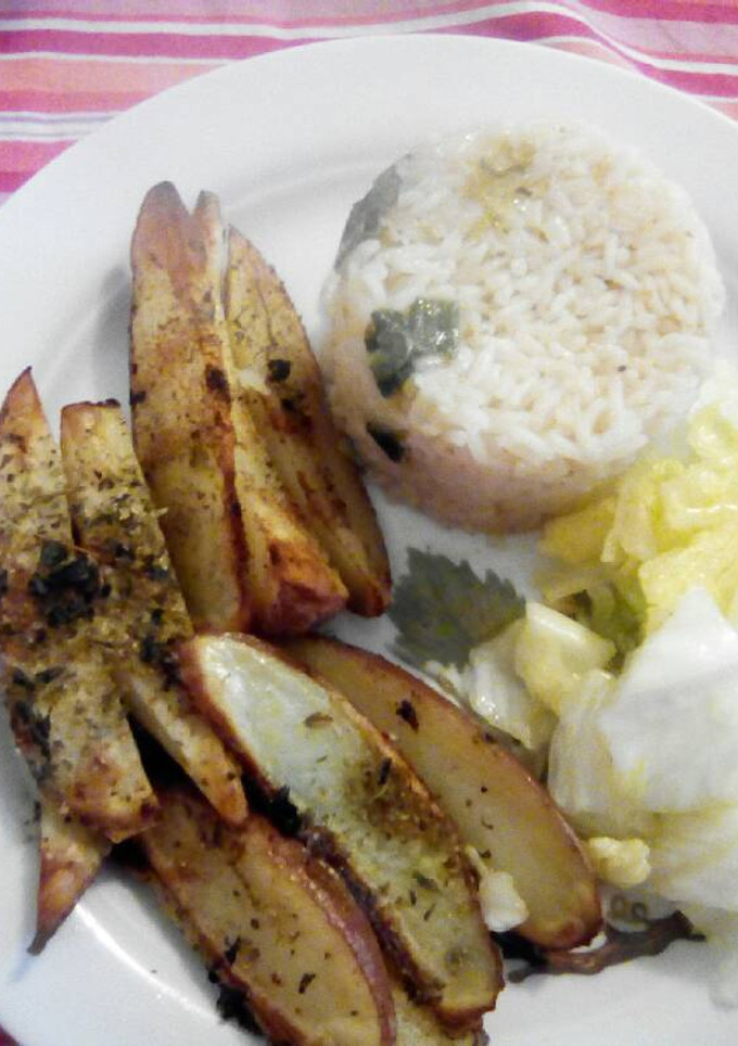 Una foto de Papas rústicas con arroz 🍚