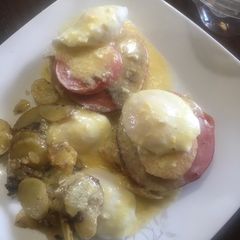 A picture of Eggs a la Benedict.