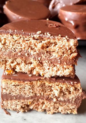 Una foto de Alfajores rellenos de ganache