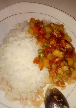 A picture of White rice with potatoe sauce.