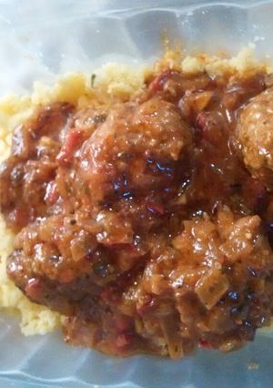 Una foto de Albondigones en salsa con polenta =)