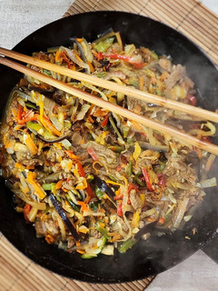 Una foto de 🍜 Vegetales salteados al wok con carne 🍜 Rendidor y con productos de temporada
