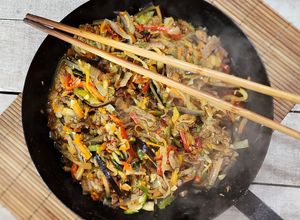 Una foto de 🍜 Vegetales salteados al wok con carne 🍜 Rendidor y con productos de temporada