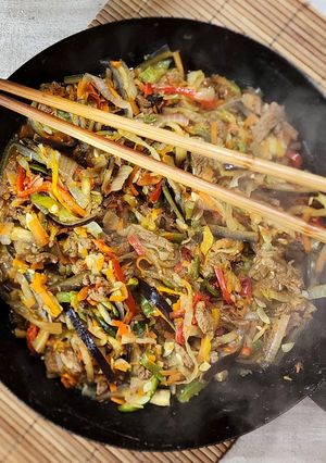 Una foto de 🍜 Vegetales salteados al wok con carne 🍜 Rendidor y con productos de temporada