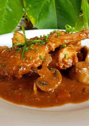 Una foto de Conejo en salsa de chocolate con champiñones 🔥🔥🔥🔥