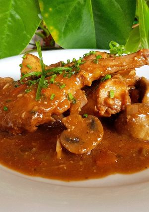 Una foto de Conejo en salsa de chocolate con champiñones 🔥🔥🔥🔥