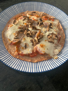 Una foto de Pizza de pavo y champiñones