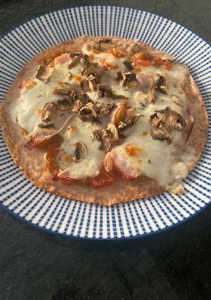Una foto de Pizza de pavo y champiñones