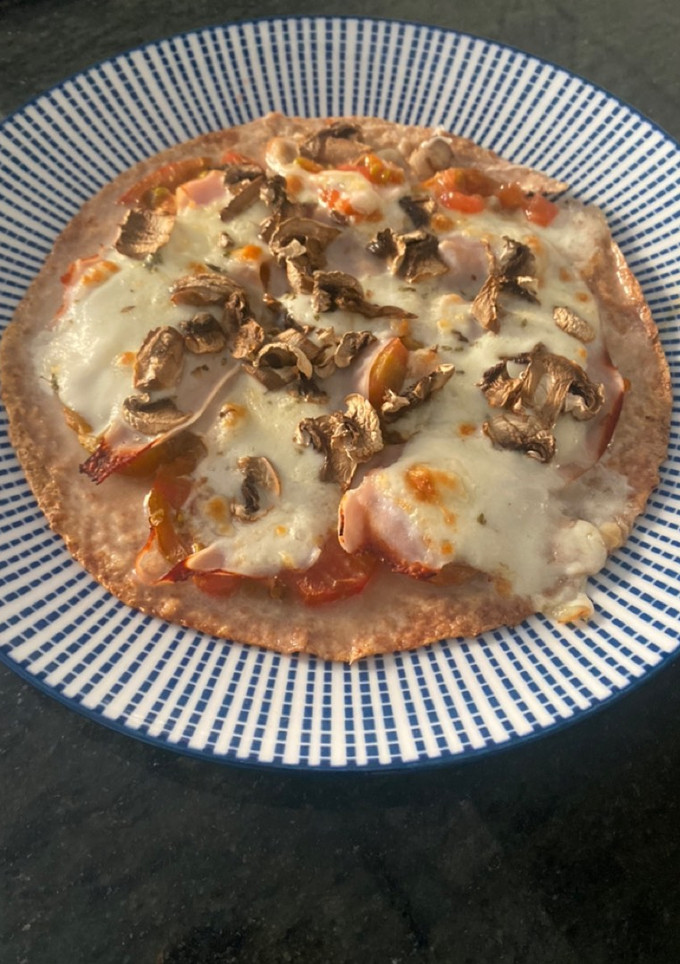Una foto de Pizza de pavo y champiñones