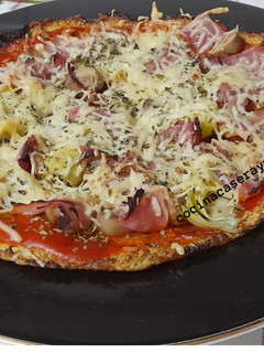 Una foto de Pizza de base de coliflor