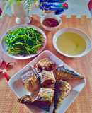 Mâm cơm mùa giãn cách : cá sa pa chiên chấm nước mắm chua ngọt, rau luộc, nước rau luộc làm canh