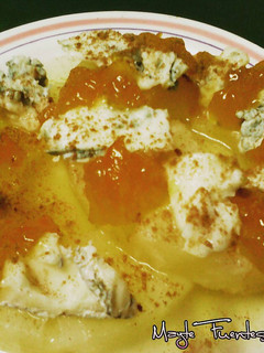 Una foto de Piña con queso gorgonzola y mermelada de albaricoque