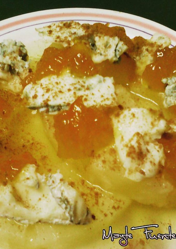 Una foto de Piña con queso gorgonzola y mermelada de albaricoque