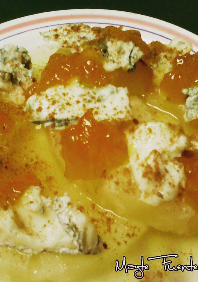Una foto de Piña con queso gorgonzola y mermelada de albaricoque