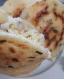 Arepas de cebollín rellenas de queso